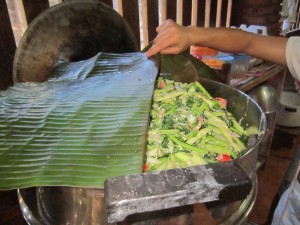 Vegetables with sticky rice flour went into banana leaves and were steamed to make a delicious dish.